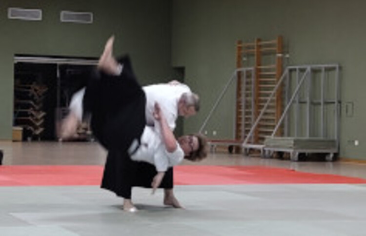 Dietmar hat letzte Woche seine Prüfung zum 2. Dan bestanden.